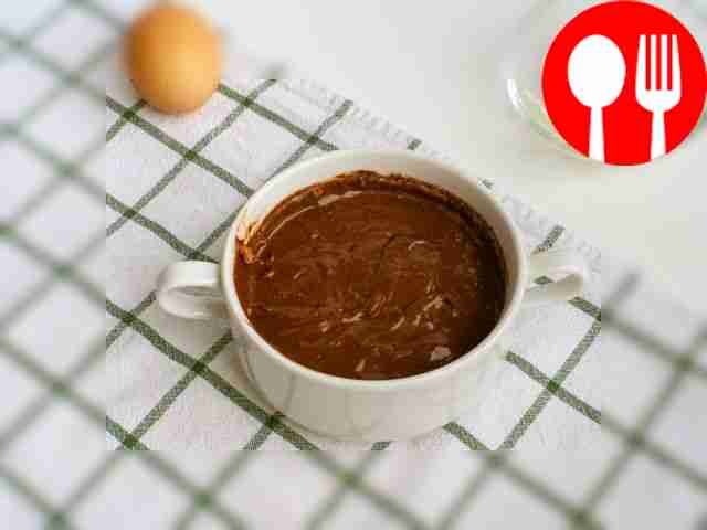 Поставьте кружку с тестом в микроволновую печь...