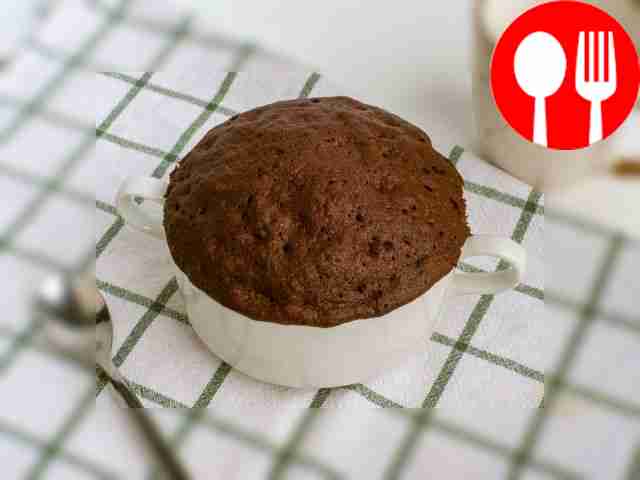 Подавайте кекс, слегка посыпав его сахарной пудрой.