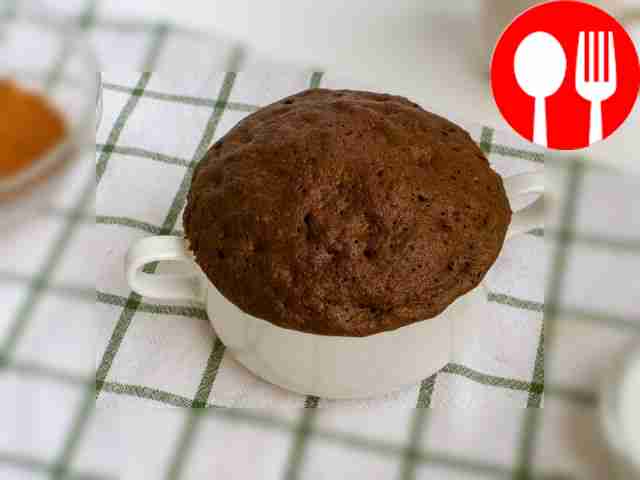 Дополните кекс свежими ягодами, сбрызните его...