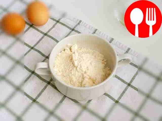 В форму для выпечки кекса насыпьте муку.