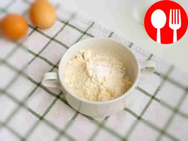 В муку всыпьте разрыхлитель и сахар.