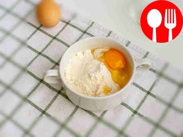 К сухой смеси добавьте яйцо.