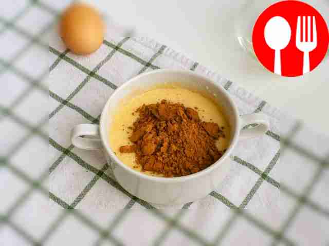 Добавьте какао в тесто и тщательно перемешайте...