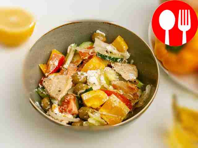 Салат греческий с курицей