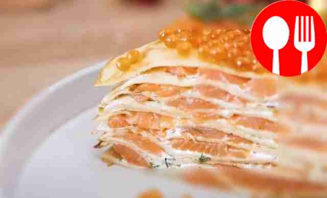 Блинный торт с лососем и зеленью