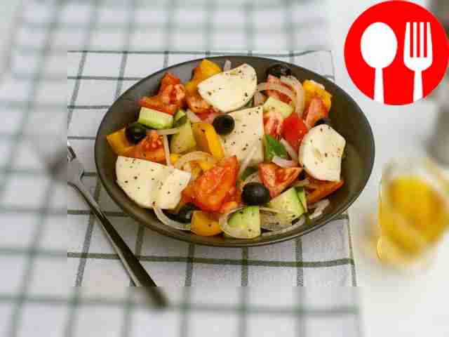 Салат греческий с моцареллой