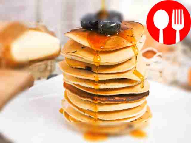 Панкейки с черникой