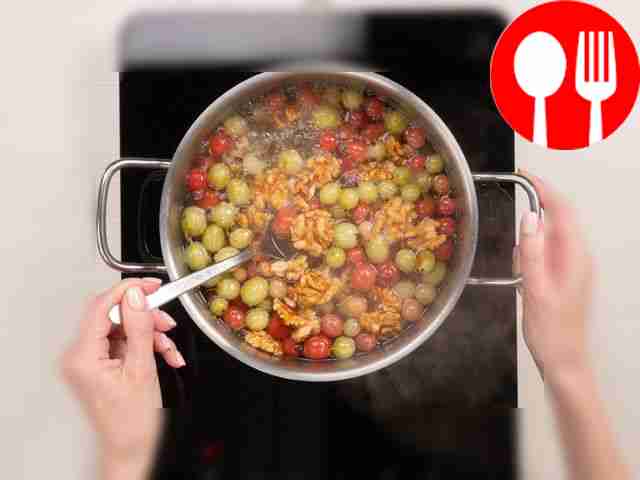 Сварите сироп. К мякоти крыжовника добавьте...