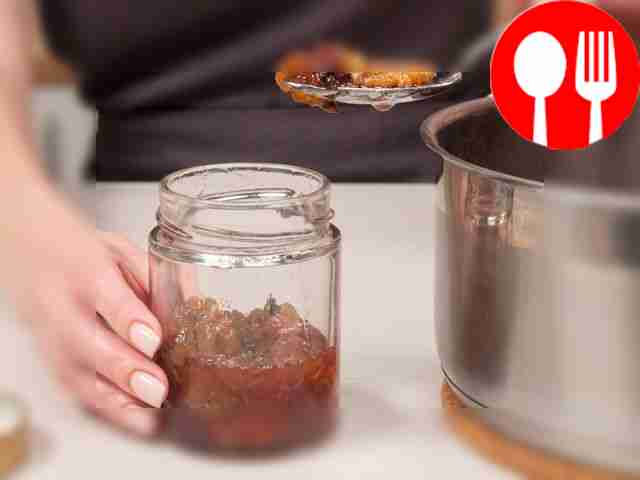 Сварите варенье. Залейте ягоды, фаршированные...