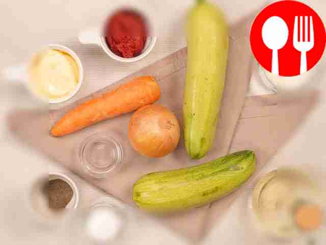 Подготовьте ингредиенты для кабачковой икры с...