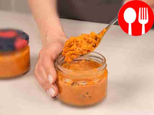 Уполните кабачковую икру с морковью по банкам....