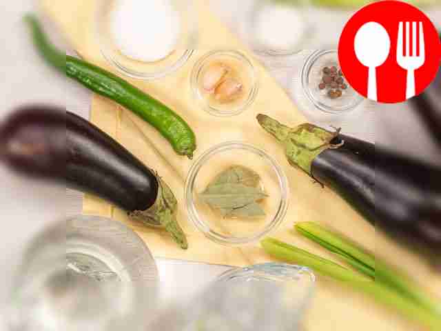 Заранее подготовьте банки и крышки для...