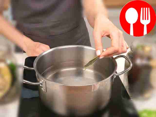 Приготовьте маринад: в кастрюле соедините воду...