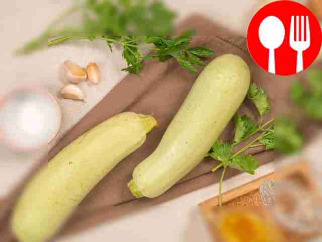 Кабачки вымойте и снимите с них зеленую...