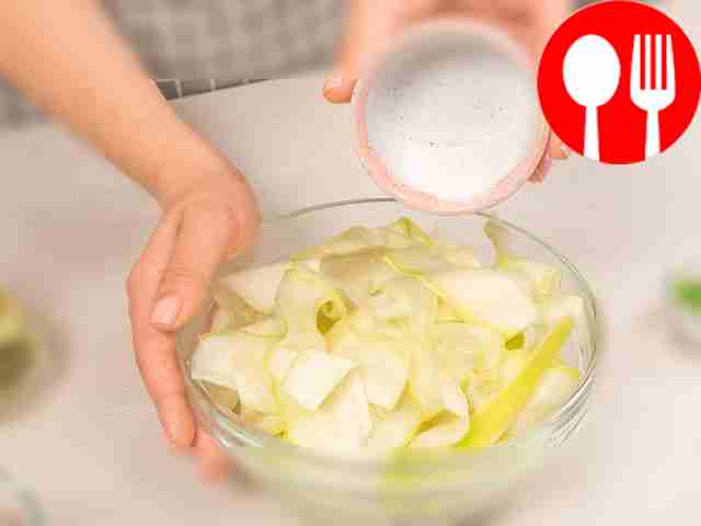 Подготовьте кабачки. Овощерезкой нарежьте их...