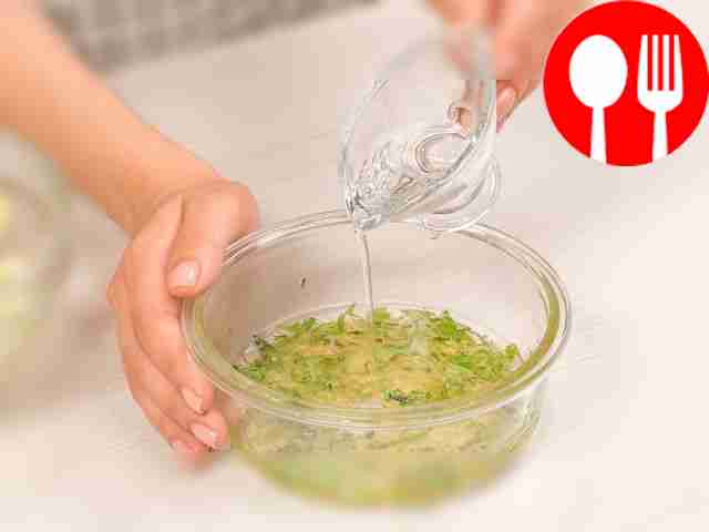 Приготовьте маринад: в жидкий мед положите...