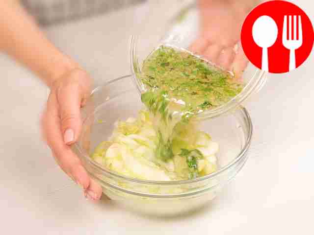 Замаринуйте кабачки с медом. Равномерно...