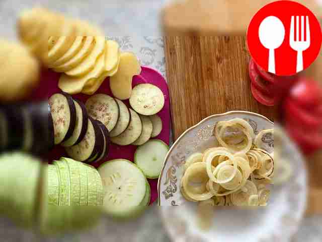 Промойте овощи и нарежьте их кольцами. Лук...