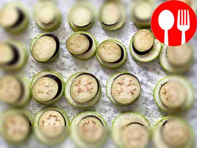 Разложите на стол первый слой овощей, например...