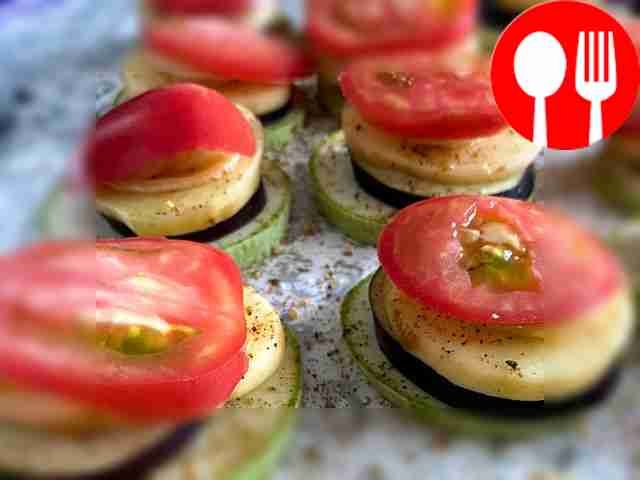 На баклажан уложите обжаренный лук, затем слой...