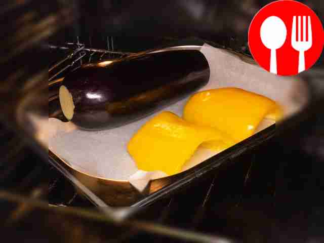 Поставьте баклажаны и перцы в духовку:...