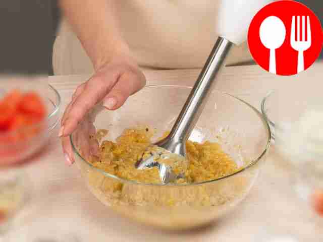 Приготовьте овощное пюре. Очистите запечённые...