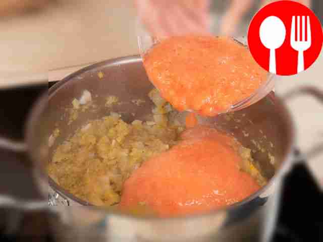 Приготовьте икру: возьмите сотейник, влейте...