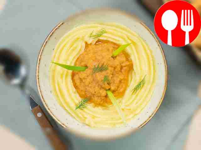 Подавайте баклажанную икру к картофельному пюре.