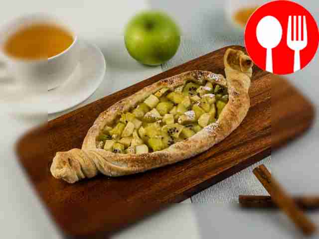 Лодочка с яблоками и киви