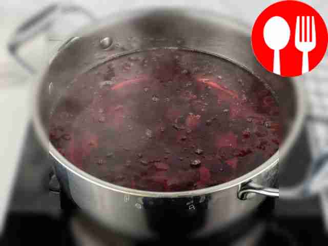 Переложите вишню в небольшую кастрюлю,...