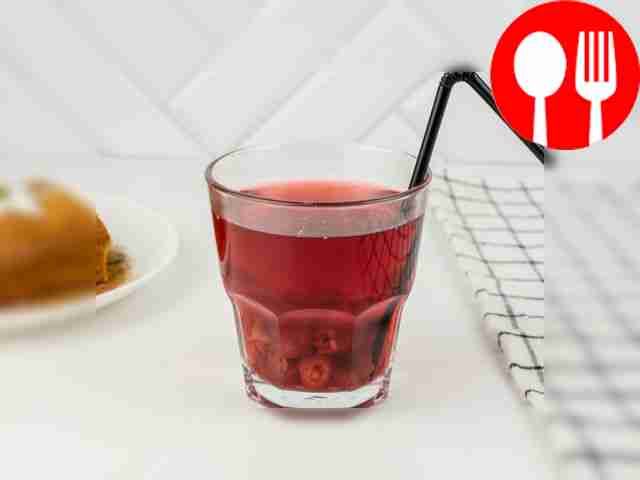 Снимите готовый компот с плиты, накройте...