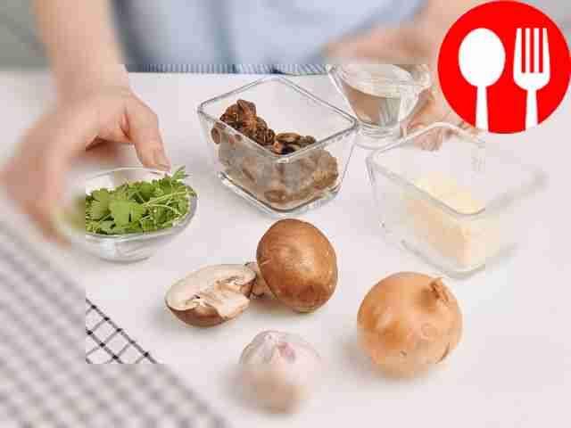 Промойте шампиньоны и зелень, затем обсушите...