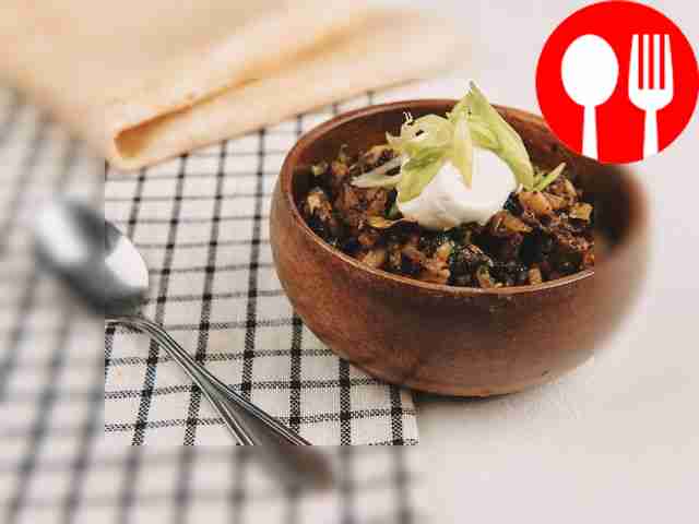 - Эту закуску можно подать на гренках из...