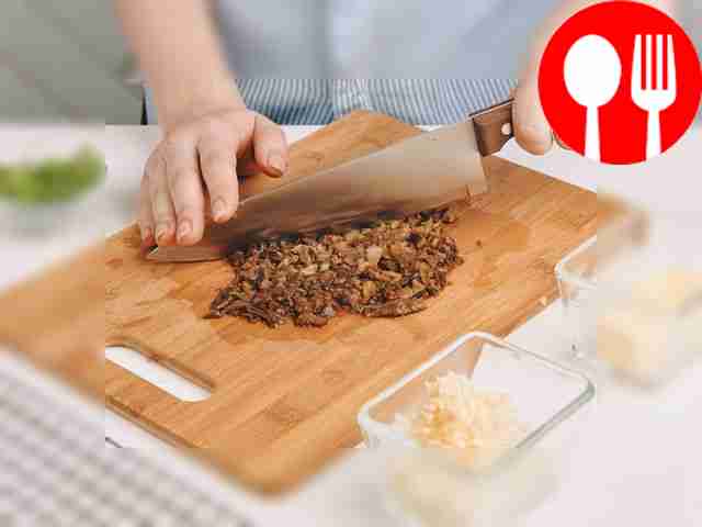 Свежие шампиньоны и маринованные грибы...