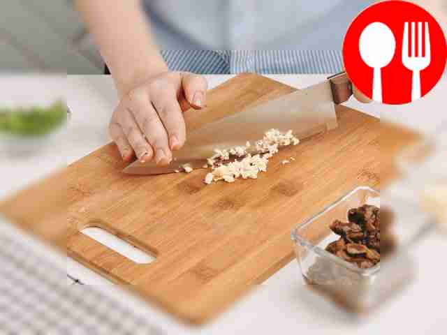 Зубчик чеснока прижмите плоской стороной ножа,...