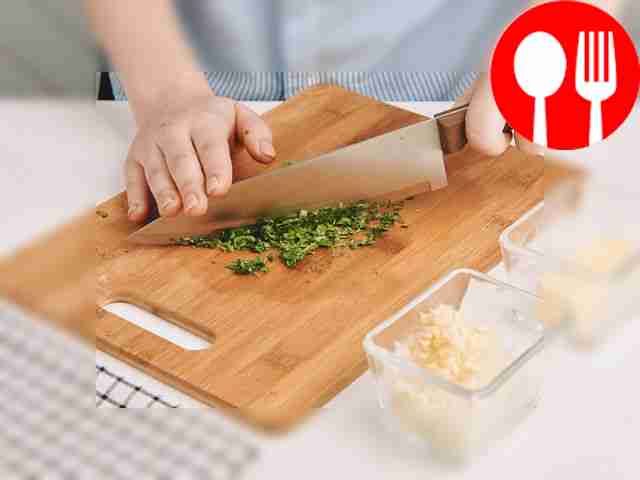 Мелко измельчите зелень.