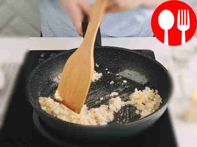 На разогретую сковороду с сливочным маслом...