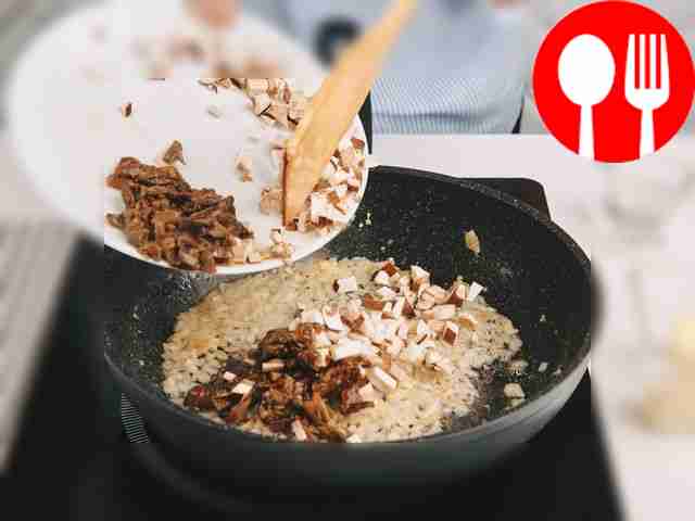 К луку и чесноку добавьте грибы. Приправьте...