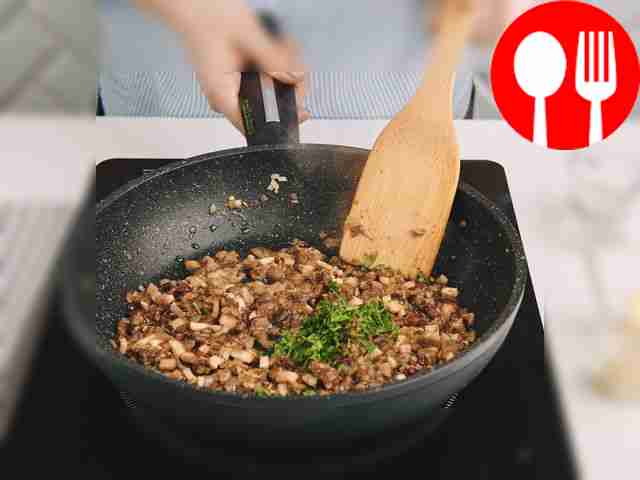 За две минуты до готовности добавьте мелко...