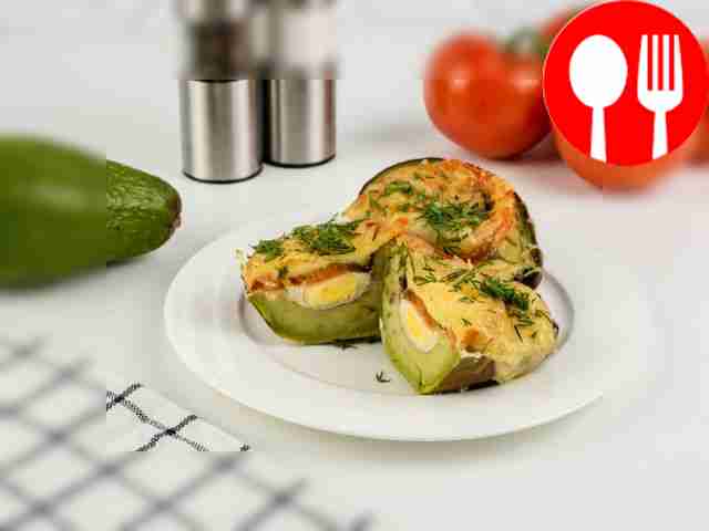 Авокадо, запеченный с сыром, яйцами и помидорами