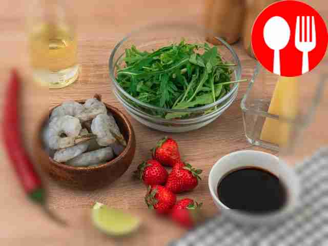 Помойте овощи и фрукты. Разместите все...