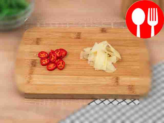 Порежьте сыр на тонкие ломтики, а перец — кружочками.