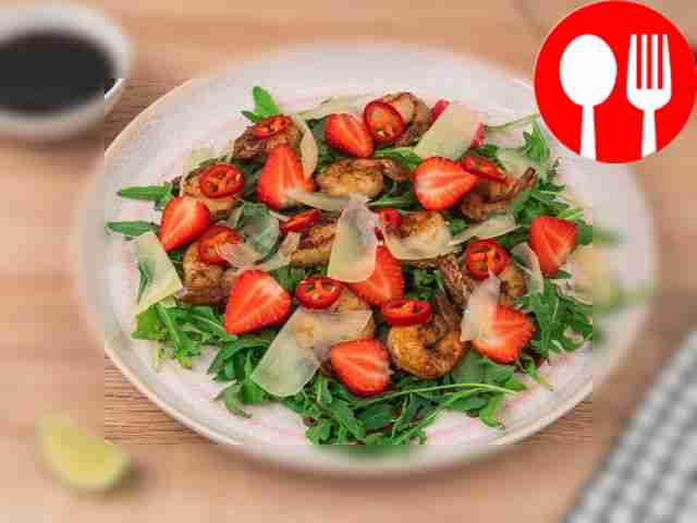 В салатник выложите рукколу и полейте её...