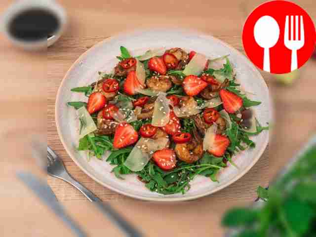 Салат можно украсить кунжутом.