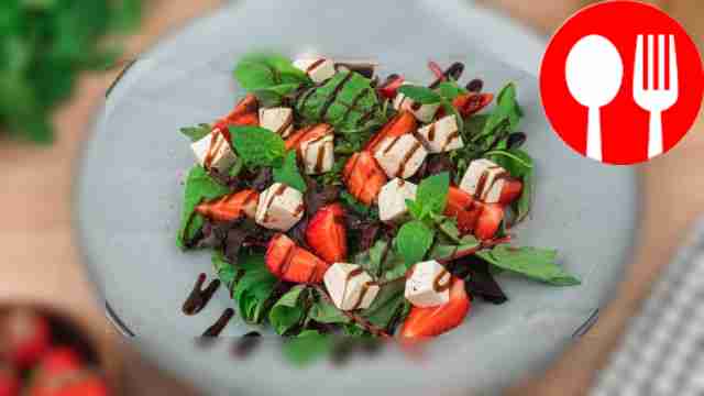 Салат с клубникой и сыром фета