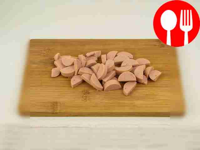 Возьмите разделочную доску. Разрежьте сосиску...