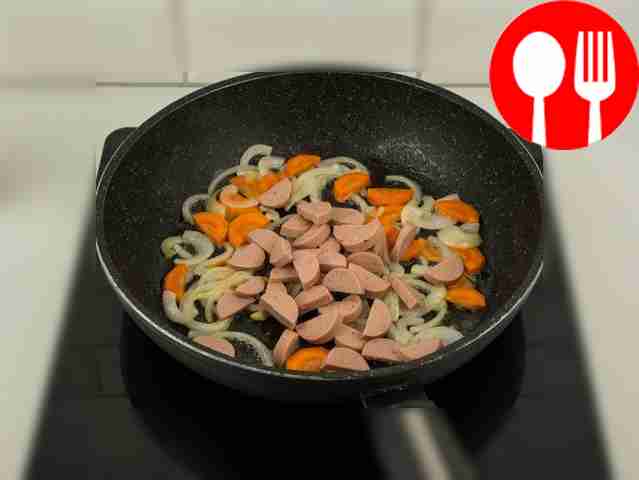 Возьмите глубокую сковороду и смажьте её...