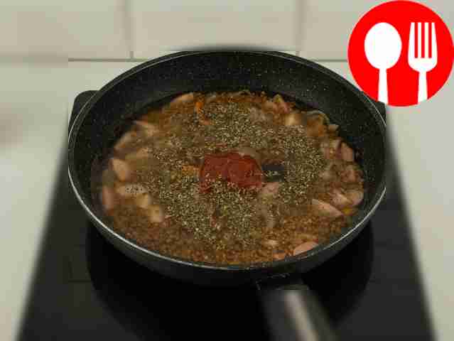 Положите гречку в сковороду и залейте её...