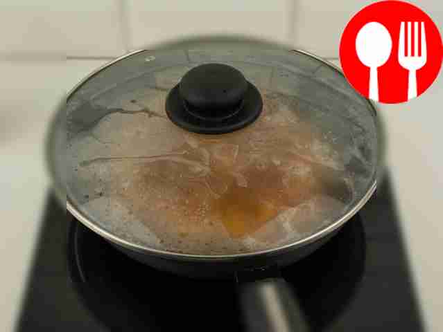 Перемешайте ингредиенты в сковороде, накройте...