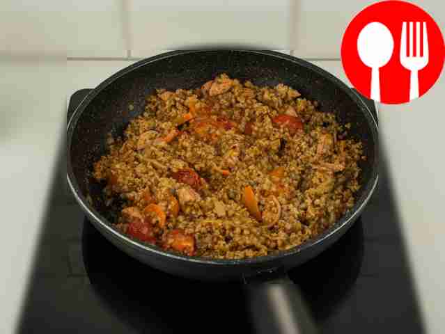 Снимите крышку со сковороды и выложите...